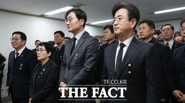 민주당 대전시당이 27일 고(故) 이해찬 전 국무총리 시민분향소를 마련한 가운데 이날 오후 3시 박정현 대전시당위원장과 장철민, 장종태 더불어민주당 의원을 비롯한 당 핵심인사들이 시민분향소에서 합동분향을 진행했다. /민주당 대전시당