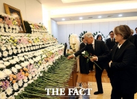  문재인 전 대통령, '당시 국무총리' 고 이해찬 빈소 조문 [TF사진관]