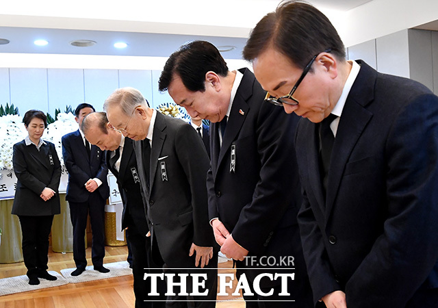 손경식 회장(왼쪽 두 번째)과 김기문 중소기업중앙회장(왼쪽 세 번째)이 빈소에서 목례를 하고 있다.