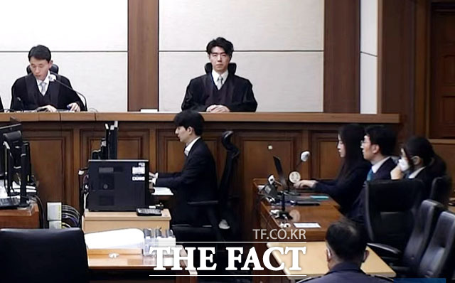 김건희 씨에 대한 도이치모터스 주가조작 및 통일교 금품수수 등의 혐의 1심 선고공판이 28일 서울 서초구 서울중앙지방법원에서 열려 김건희 씨(오른쪽)가 자리에 앉아 있다. /서울중앙지법