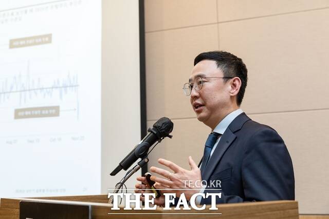 올해 미국 주식시장에서 액티브·분산투자전략이 필요하다는 조언이 나왔다. 이재욱 AB자산운용 선임 포트폴리오 매니저가 28일 오전 서울 영등포구 전경련회관에서 미국 주식시장 투자 전략에 대해 발제하고 있다. /AB자산운