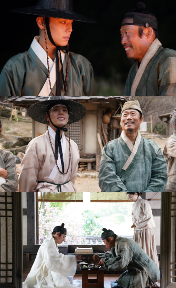 유해진(위쪽 사진의 오른쪽)은 폭넓은 연기 스펙트럼으로 관객들을 웃고 울게 하고, 박지훈은 깊은 눈빛만으로 대체 불가한 존재감을 발산한다. /쇼박스