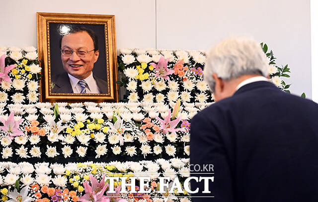 정몽준 아산재단 이사장이 28일 오전 서울 종로구 서울대학교병원 장례식장에 마련된 고 이해찬 전 국무총리의 빈소에서 조문을 하고 있다. /사진공동취재단
