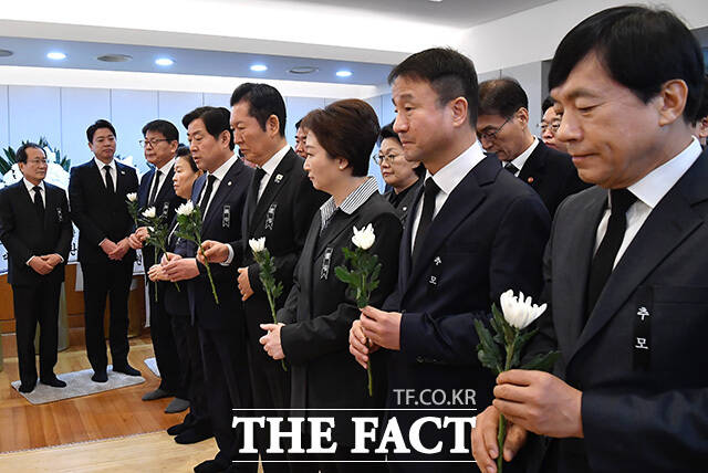 정청래 더불어민주당 대표와 한병도 원내대표, 최고위원 등 민주당 지도부가 28일 오전 서울 종로구 서울대학교병원 장례식장에 마련된 고 이해찬 전 국무총리의 빈소에서 조문을 하고 있다. /사진공동취재단