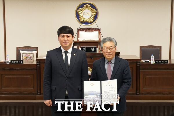 대전시 중구의회는 자치입법 역량 강화를 위해 27일 최민수 교수(오른쪽)를 입법고문으로 재위촉했다. /대전시 중구의회