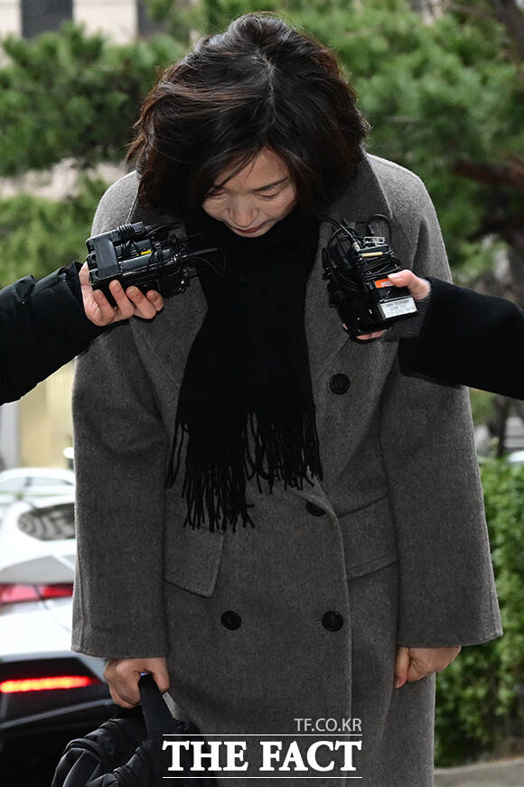 강선우 무소속 의원 측에 공천 헌금 1억 원을 건넨 의혹을 받는 김경 서울시의원이 18일 오전 서울 마포구 서울경찰청 공공범죄수사대에서 3차 조사에 출석하며 고개 숙이고 있다. /남윤호 기자