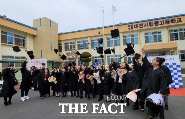 대전평생교육진흥원이 학력 인정 대전시립중·고등학교 교장과 한문·과학·정보 교사 등 기간제 교사를 모집한다. 사진은 졸업식 모습. /대전평생교육진흥원