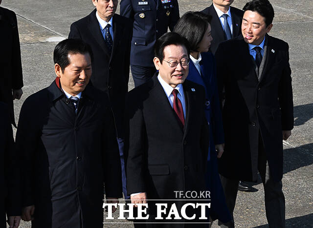 이재명 대통령의 국회 입법 지연 지적과 관련해 '더불어민주당 책임론'이 새 나온다. 사진은 지난 4일 중국을 국빈 방문하는 이재명 대통령을 정청래 민주당 대표가 경기 성남시 서울공항에 나와 배웅하는 모습. /배정한 기자