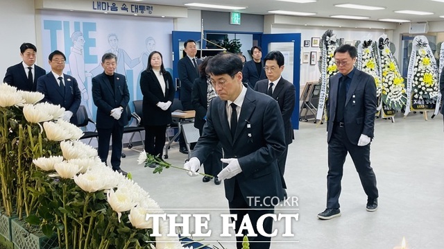 28일 고 이해찬 전 총리 분향소가 차려진 더불어민주당 대구시당에서 김정기 대구시장 권한대행 행정부시장이 분향하고 있다. /민주당 대구시당