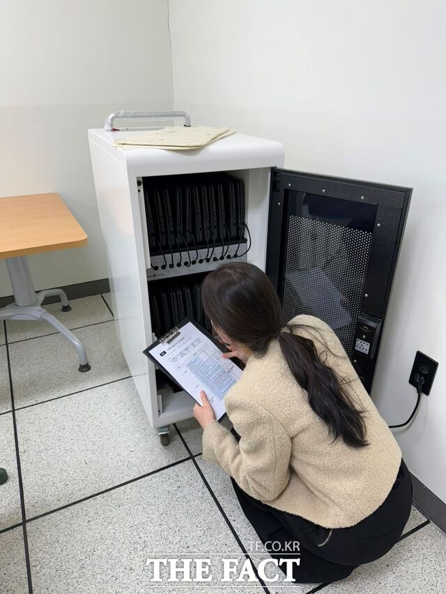 28일 충남교육청 관계자가 학교 현장의 디지털 기반 시설을 점검하고 있다. /충남교육청