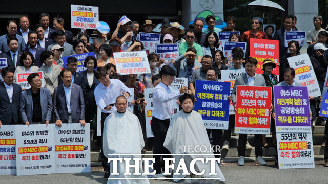 백인숙 여수시의회 의장과 문갑태 부의장이 지난해 7월 23일 여수시의회 앞에서 열린 여수MBC 이전 철회 촉구 규탄대회 및 삭발식에서 삭발을 하고 있다. /고병채 기자