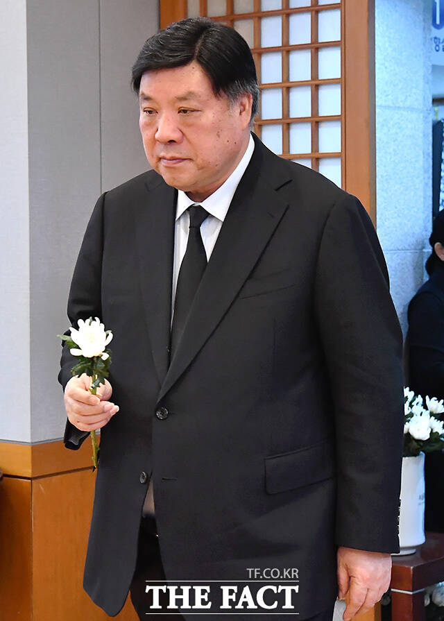 서정진 회장이 이 전 총리의 빈소에 헌화를 하고 있다.