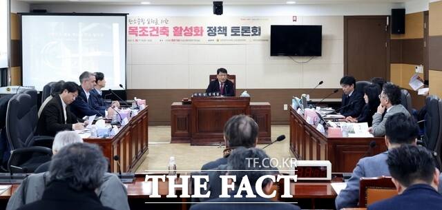 인천시의회 김대중 건설교통위원장이 28일 시의회 건교위 사무실에서 열린 탄소중립 실현을 위한 목조 건축 활성화 토론회에서 인사말을 하고 있다. /인천시의회