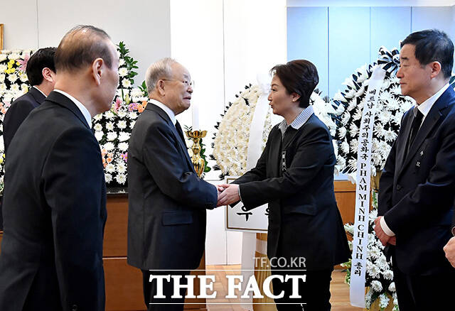 손경식 한국경영자총협회장이 빈소를 찾아 이언주 더불어민주당 수석최고위원과 인사하고 있다.