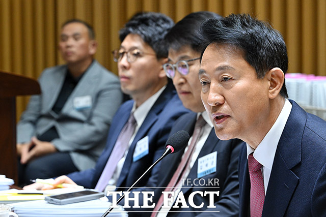 오세훈 서울시장이 지나해 10월 23일 오전 서울 중구 서울시청에서 열린 국회 행정안전위원회의 서울시청에 대한 국정감사에서 의원 질의에 답하고 있다./남용희 기자