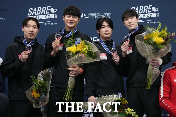 대전시청 펜싱팀 소속 선수들이 솔트레이크시티 사브르 월드컵 단체전에서 우승을 차지한 뒤 기념 촬영을 하고 있다. 왼쪽부터 대전시청 박상원, 오상욱, 임재윤, 대구시청 도경동 . /대전시