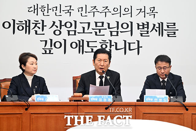 더불어민주당은 28일 시도당 공천관리위원회 구성 기준을 새롭게 마련하는 등 공천 절차 개편에 착수했다고 밝혔다. 사진은 정청래 더불어민주당 대표가 26일 오전 서울 여의도 국회에서 열린 최고위원회의에서 발언을 하고 있는 모습. /남용희 기자