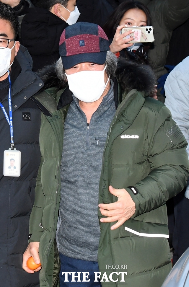 12년 형기를 마치고 만기 출소한 아동 성범죄자 조두순이 12일 새벽 보호관찰개시신고서 제출을 위해 경기도 안산 수원보호관찰소 안산지소로 들어가고 있다. /안산=임영무 기자