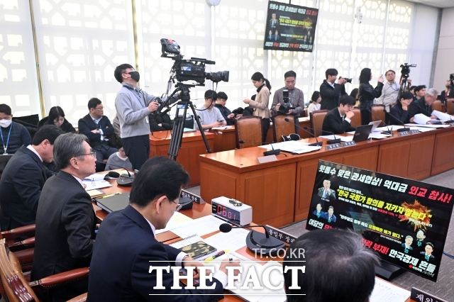여야는 이날 한미 관세협상안에 대한 국회 비준 동의 필요성을 두고 엇갈린 입장을 보였다. 사진은 조 장관이 국회 외교통일위원회 전체회의에 출석해 의원 질의를 듣는 모습. /국회=남용희 기자