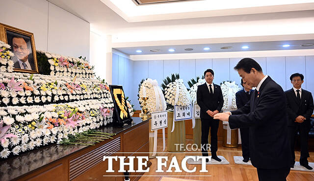 권오을 국가보훈부 장관이 조문을 하고 있다.