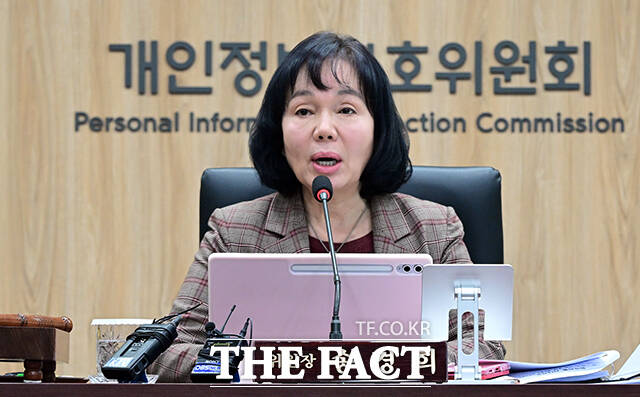 송경희 개인정보보호위원회 위원장이 28일 오후 서울 종로구 정부서울청사에서 열린 제2회 전체회의에 참석해 모두발언을 하고 있다. /임영무 기자