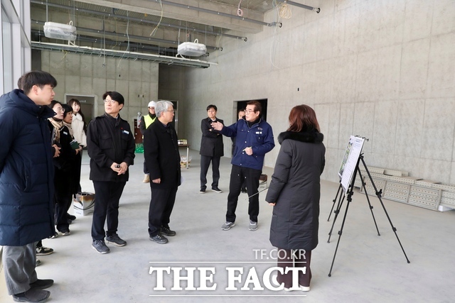 김동일 시장과 보령시 관계자들이 28일 토정 이지함 기념관 등 지역 내 주요 사업장에서 안전관리 실태를 점검하고 있다. /보령시