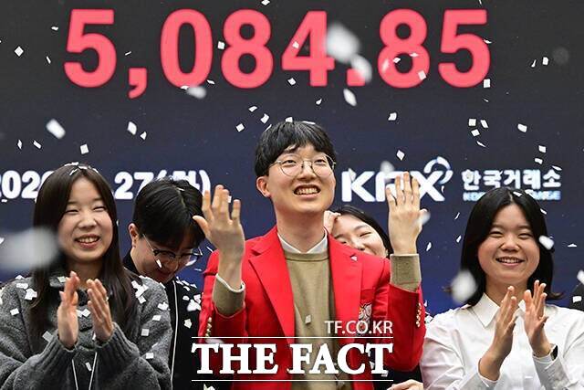 코스피가 5100선, 코스닥이 1100선에서 나란히 장을 마치면서 국내 증시가 또 한 번 기록을 경신했다. /남윤호 기자