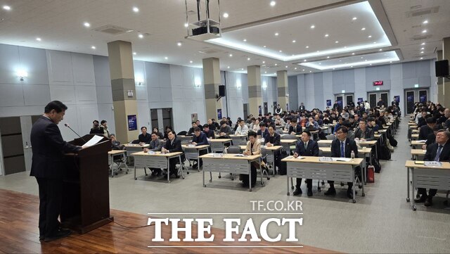 주철현 의원이 28일 여수상공회의소 대회의실에서 열린 고온가스로 활용 석유화학산업 전환 토론회에서 환영사를 하고 있다. /고병채 기자