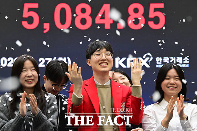 코스피가 사상 처음으로 종가 기준 5000선을 돌파한 채 장을 마감한 27일 오후 서울 여의도 한국거래소 직원들이 세리머니를 하고 있다. /남윤호 기자