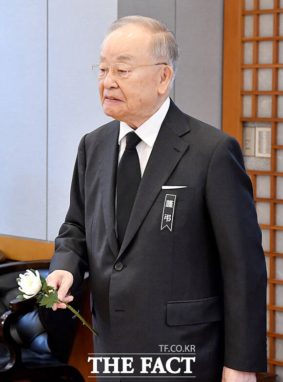 손경식 한국경영자총협회장이 이 전 총리의 빈소에 헌화를 하고 있다.
