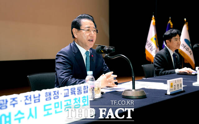 김영록 전남도지사가 27일 여수에서 열린 광주·전남 행정통합 도민공청회에서 여수MBC 순천 이전 사안과 관련한 질의에 답변하고 있다. /전라남도