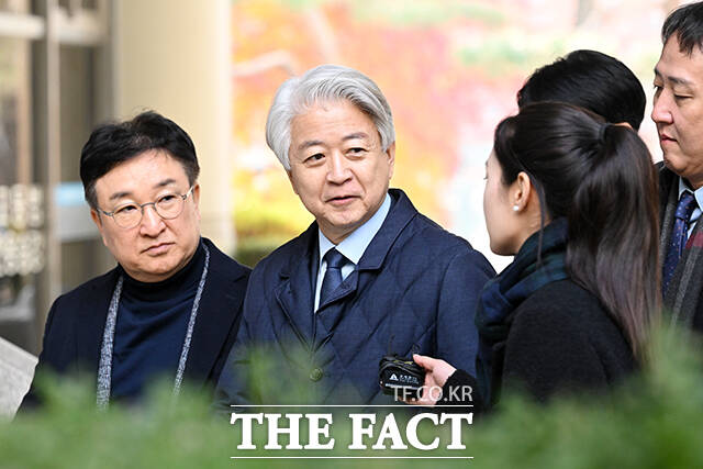 노웅래 전 더불어민주당 의원이 지난해 11월26일 서울 서초구 서울중앙지법에서 열린 선고 공판에 출석하고 있다. /서예원 기자