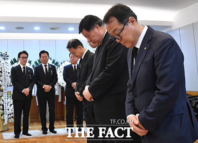 서 회장이 이 전 총리의 영정에 목례를 하고 있다.