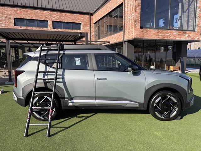 루프랙과 클래딩을 적용해 SUV 이미지를 강조한 셀토스 측면 모습. /황지향 기자