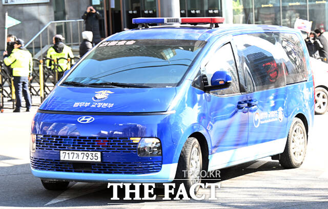 도이치모터스 주가 조작 등 혐의로 구속 기소된 윤석열 전 대통령 배우자 김건희 씨의 1심 선고가 28일 오후 열리는 가운데, 김 씨가 탑승한 호송차량이 서울 서초구 서울중앙지방법원에 들어서고 있다. /이새롬 기자