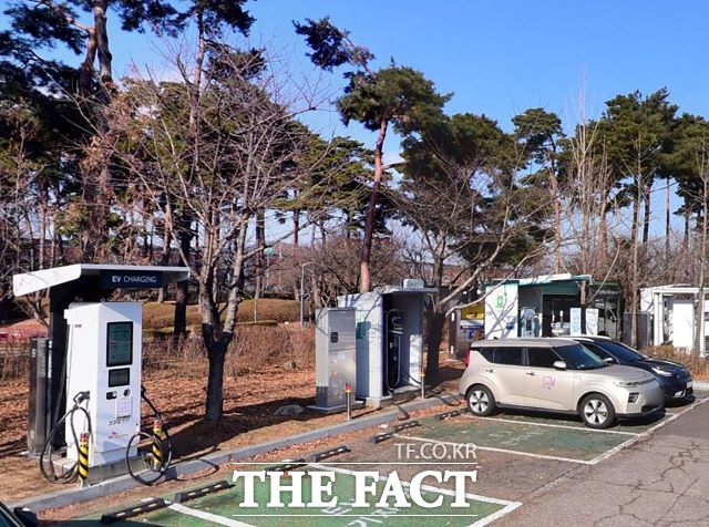 충전식 하이브리드카와 전기차 중전기가 설치된 주차장 모습. /성남시