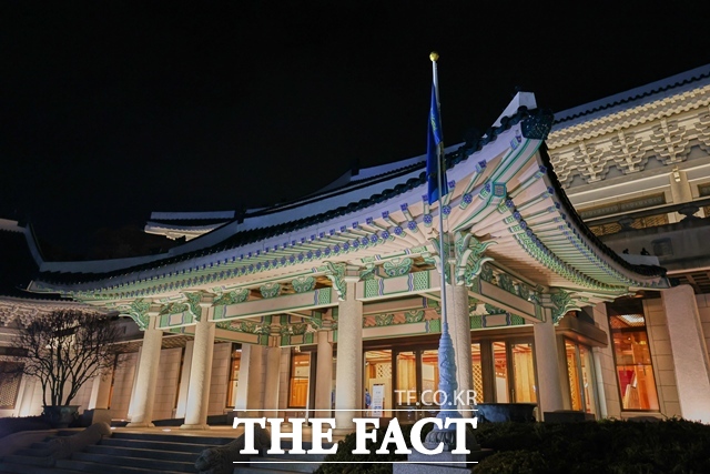 청와대는 중국 측에서 서해 잠정조치수역 내 구조물을 이동하는 데 대해 28일 의미있는 진전이라며 환영의 입장을 밝혔다. 2025년 12월 29일 청와대 본관에 봉황기가 게양돼있다. /청와대