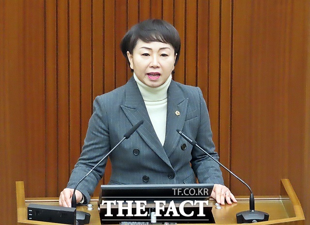 홍나영 세종시의원이 28일 열린 제103회 세종시의회 임시회 제1차 본회의에서 5분 자유발언을 하고 있다. /김형중 기자