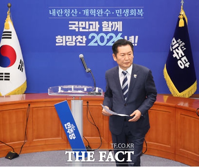 민주당 일각에선 이 대통령의 '국회 입법 지연' 지적을 두고 정청래 대표를 비롯한 여당 지도부를 겨냥한 것이라는 해석까지 나온다. 사진은 정 대표. /뉴시스