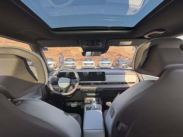 파노라마 선루프와 메쉬 소재 헤드레스트가 적용된 셀토스 실내 전경. /황지향 기자