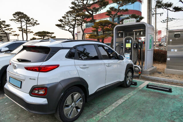 영주시가 2월 3일부터 6월 30일까지 380대 전기차를 보급한다. 전기자동차 충전 모습. /영주시