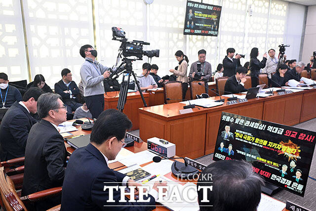 미국 트럼프 대통령의 관세 인상 관련 현안 질의 받는 조 장관.