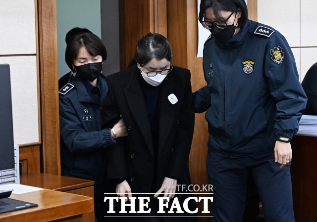 도이치모터스 주가조작과 명태균 공천개입, 통일교 청탁·뇌물 수수 의혹 혐의 등으로 구속기소 된 김건희 씨가 3일 서울 서초구 서울중앙지방법원에서 열린 자본시장법 위반 혐의 결심 공판에 출석하고 있다. /이새롬 기자