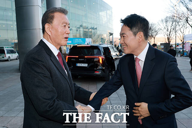 이날 홍문표 aT 사장(왼쪽)이 장동혁 대표를 영접하며 인사를 나누고 있다.