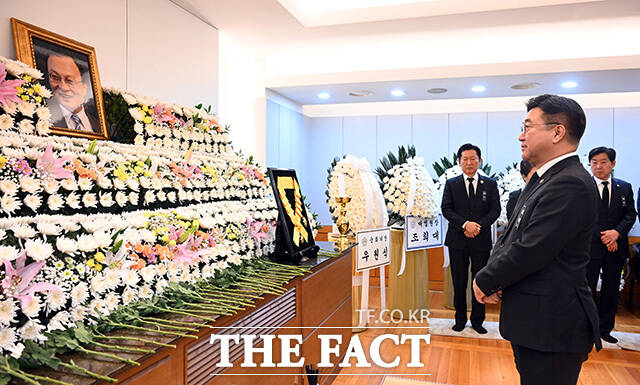 윤호중 행정안전부 장관이 조문을 하고 있다.