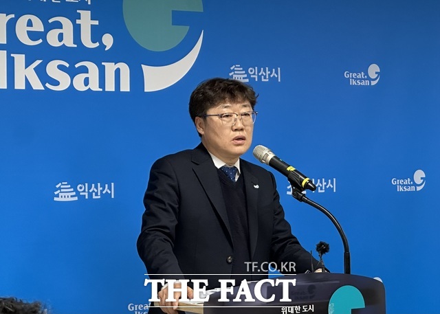 28일 익산시청 브리핑룸에서 최영철 익산시 건설국장이 출입기자들을 대상으로 신년 브리핑을 열고 있다. /익산시