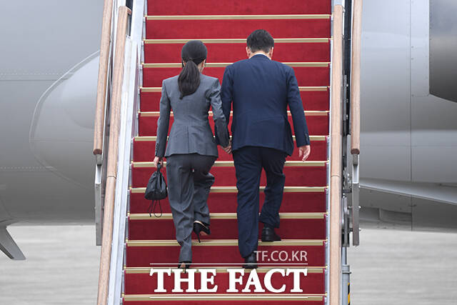 윤석열 전 대통령과 김건희 여사가 2024년 10월 6일 오전 경기 성남시 서울공항에서 필리핀, 싱가포르 국빈 방문 및 라오스 아세안 정상회의를 위해 출국하며 인사하고 있다. /장윤석 기자