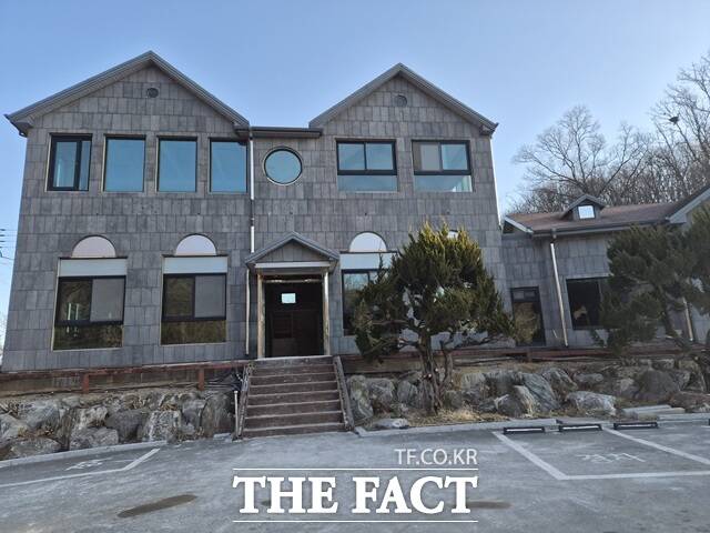 28일 오전 오승혁의 현장은 차은우 가족 법인의 주소지로 등재된 인천시 강화군의 숯불장어 전문점을 찾았다. 한때 가수 겸 배우 차은우(본명 이동민)의 단골 맛집으로 이름을 떨치며 화려한 플래카드를 내걸었던 이곳은 현재 적막감만이 감돌고 있다. /인천시 강화군=오승혁 기자