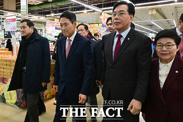 이날 장동혁 대표를 비롯한 지도부가 물가 점검을 마친 후 굳은 표정으로 마트를 나서고 있다. 오른쪽부터 임이자 국회 재정경제기획위원장, 송언석 원내대표, 장 대표. /남윤호 기자
