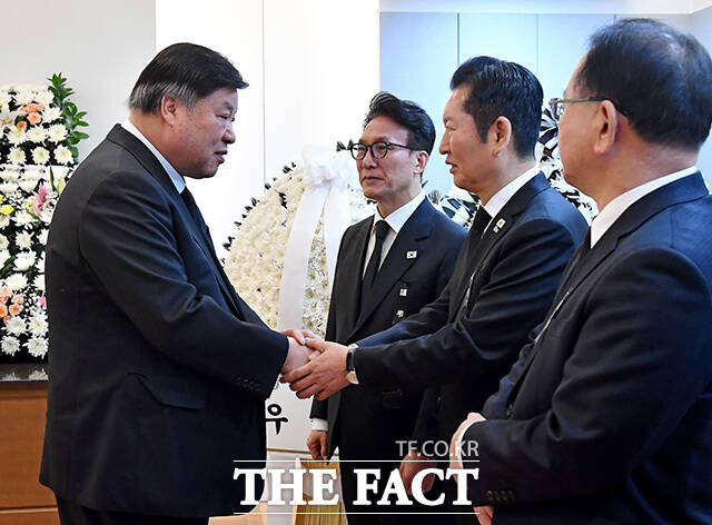 빈소를 찾은 서정진 회장이 김민석 국무총리와 정청래 더불어민주당 대표에 위로를 전하고 있다.